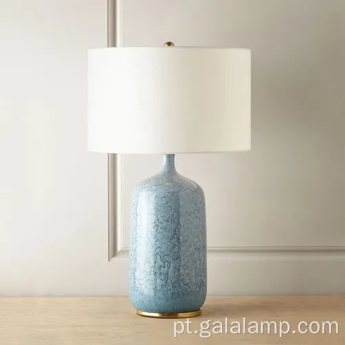 Lâmpada elegante de cobre e cerâmica com desenhos tradicionais